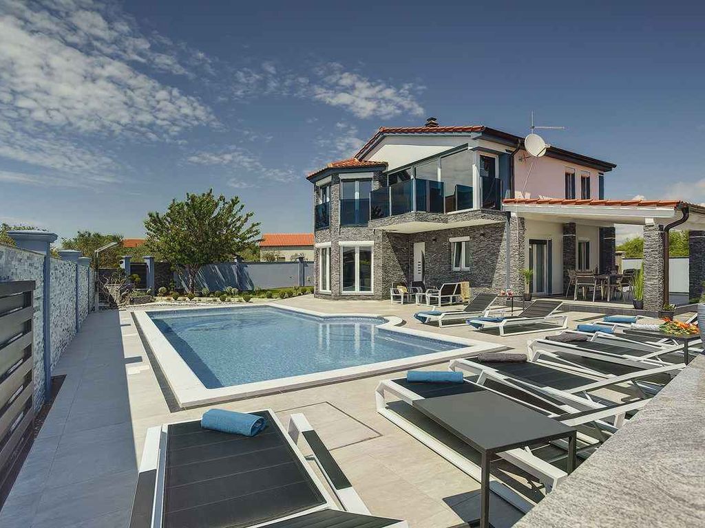 Villa mit Pool, gemütlichen Terrassen und Grill