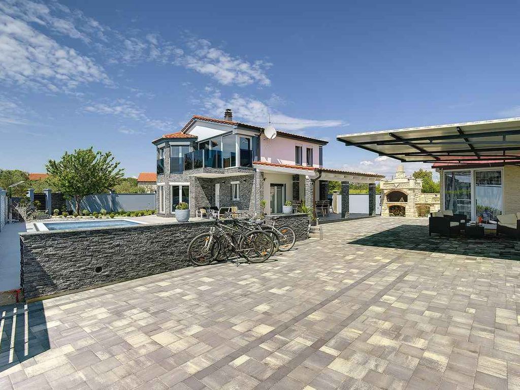 Villa mit Pool, gemütlichen Terrassen und Grill