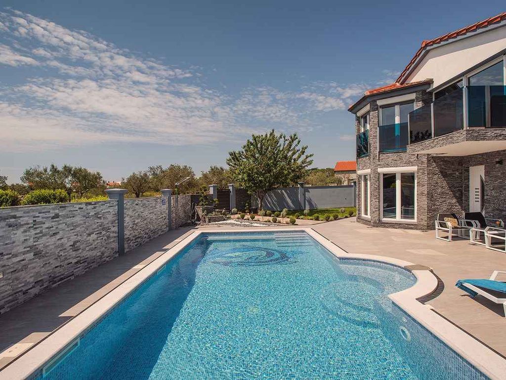 Villa mit Pool, gemütlichen Terrassen und Grill