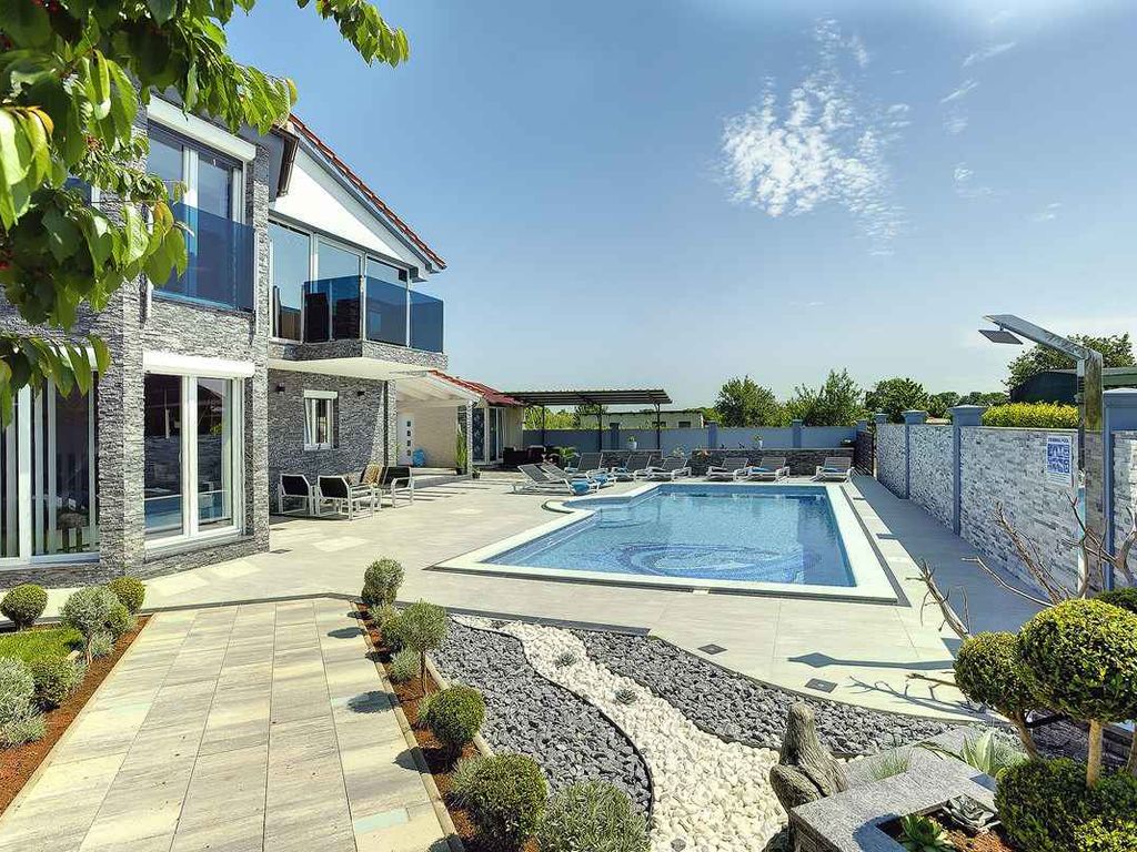 Villa mit Pool, gemütlichen Terrassen und Grill