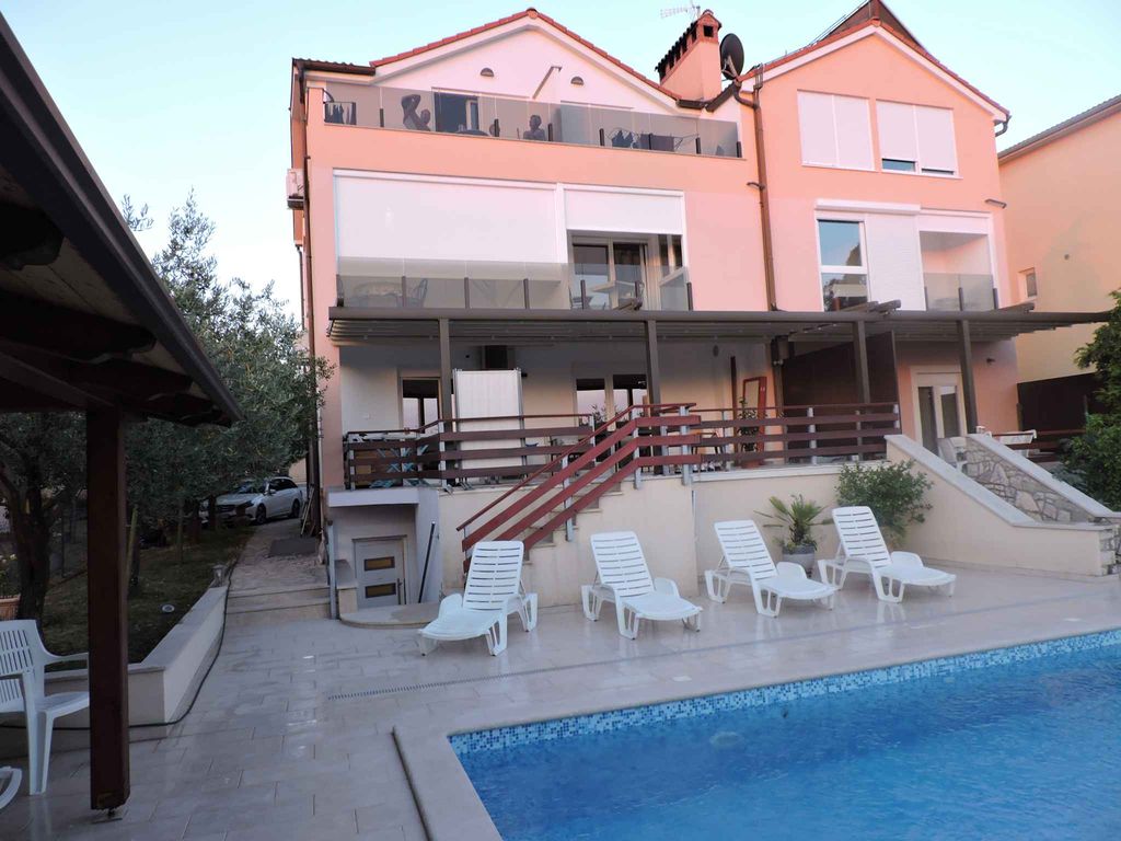 Ferienwohnung mit Außenpool und Grill