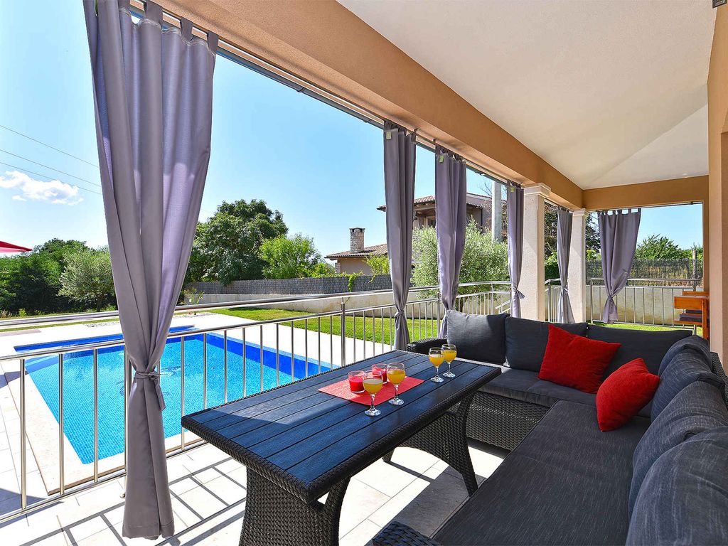 Villa mit Swimmingpool und Tischtennis