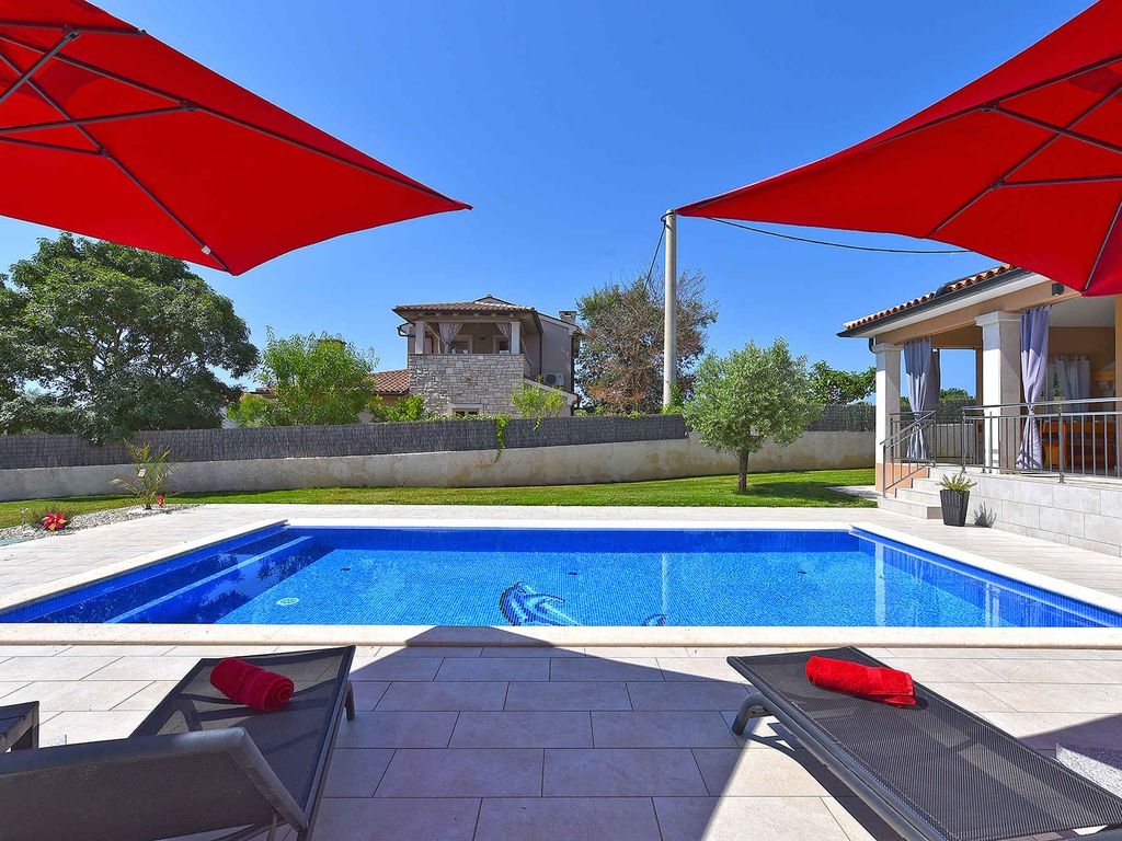 Villa mit Swimmingpool und Tischtennis