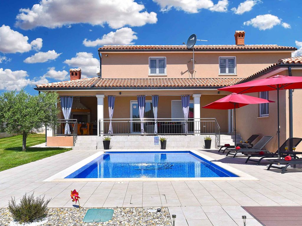 Villa mit Swimmingpool und Tischtennis