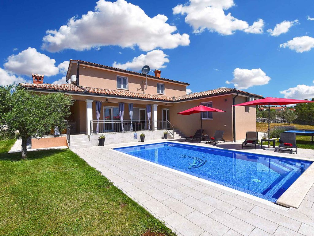 Villa mit Swimmingpool und Tischtennis