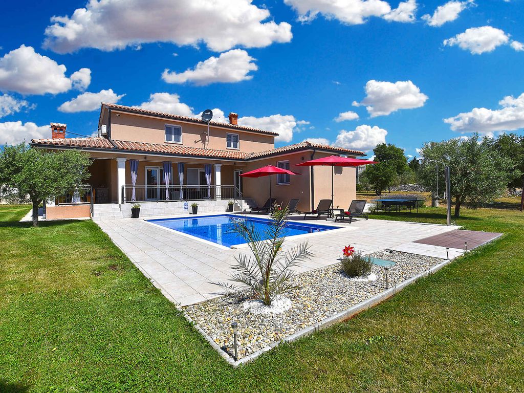 Villa mit Swimmingpool und Tischtennis
