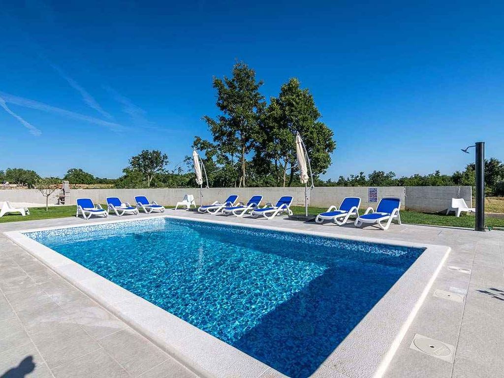 Villa mit Pool und Klimaanlage