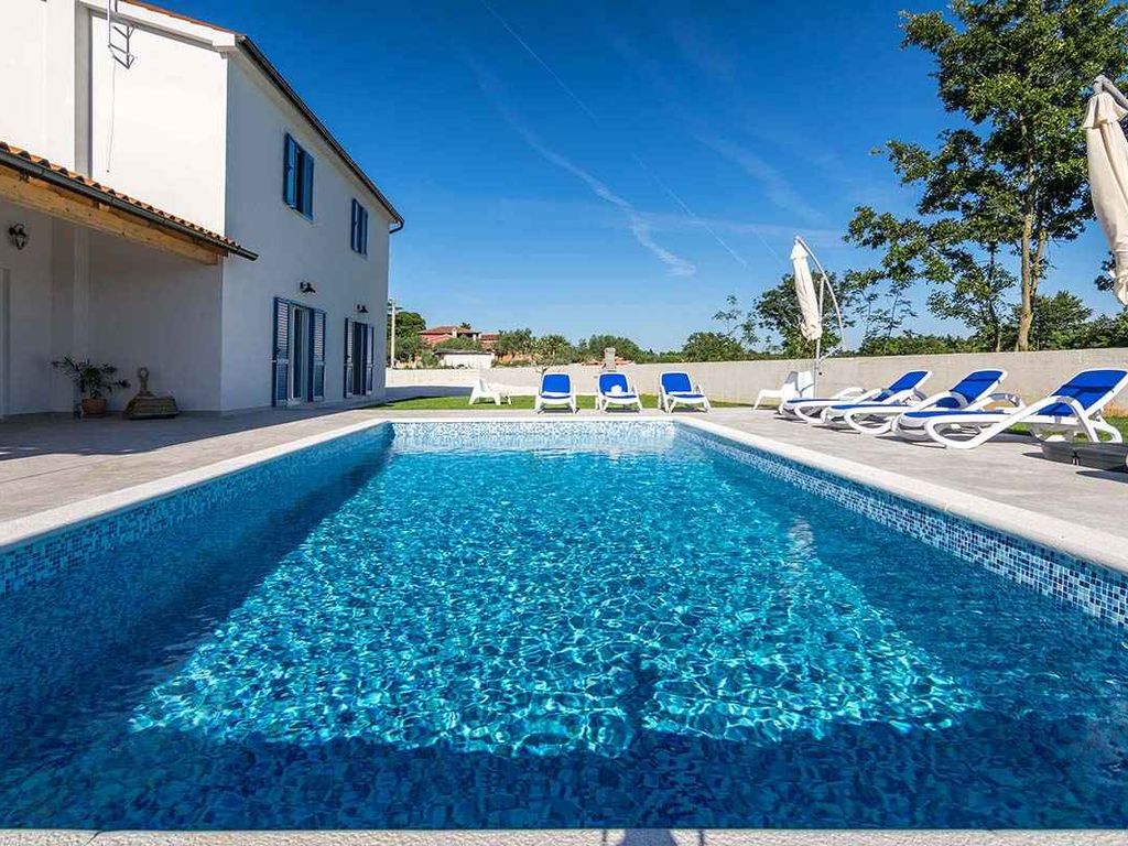 Villa mit Pool und Klimaanlage