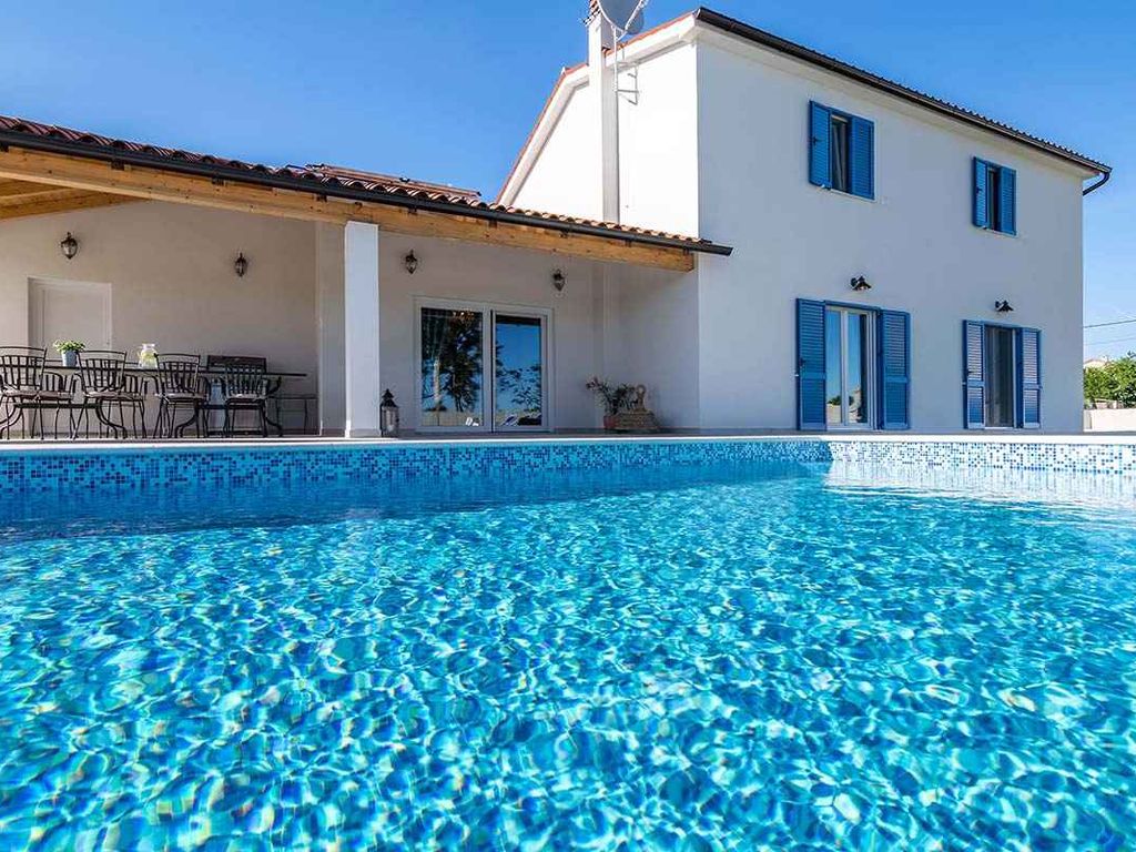 Villa mit Pool und Klimaanlage