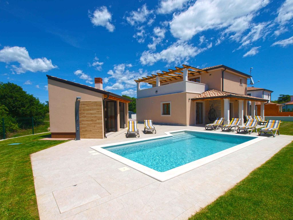 Villa mit Pool und Klimaanlage