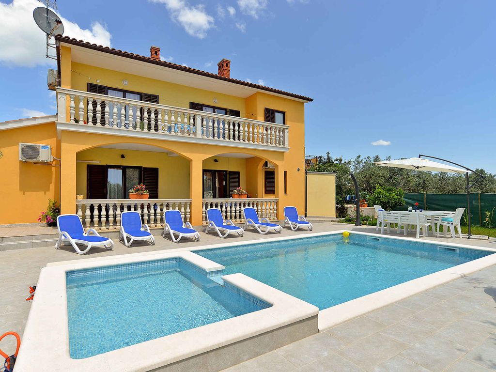 Villa mit Außenpool und Sonnenterrasse