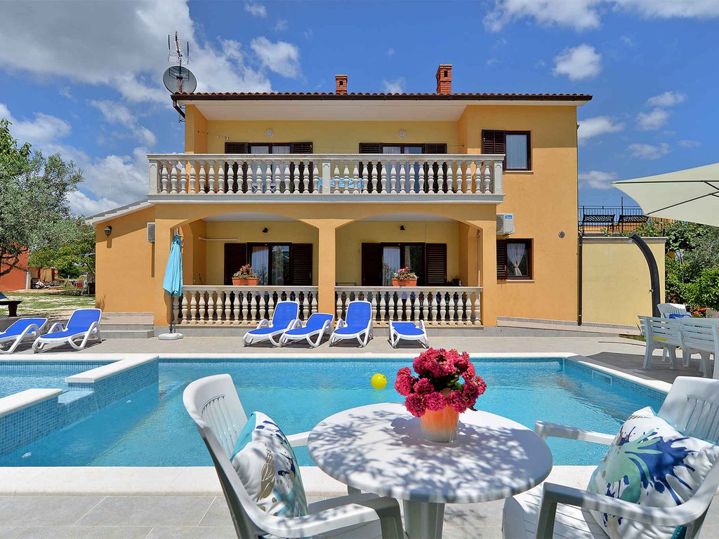 Villa mit Außenpool und Sonnenterrasse