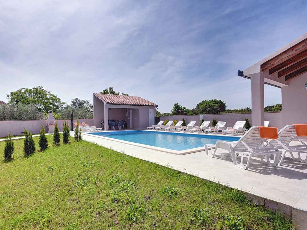 Villa mit Pool und Klimaanlage