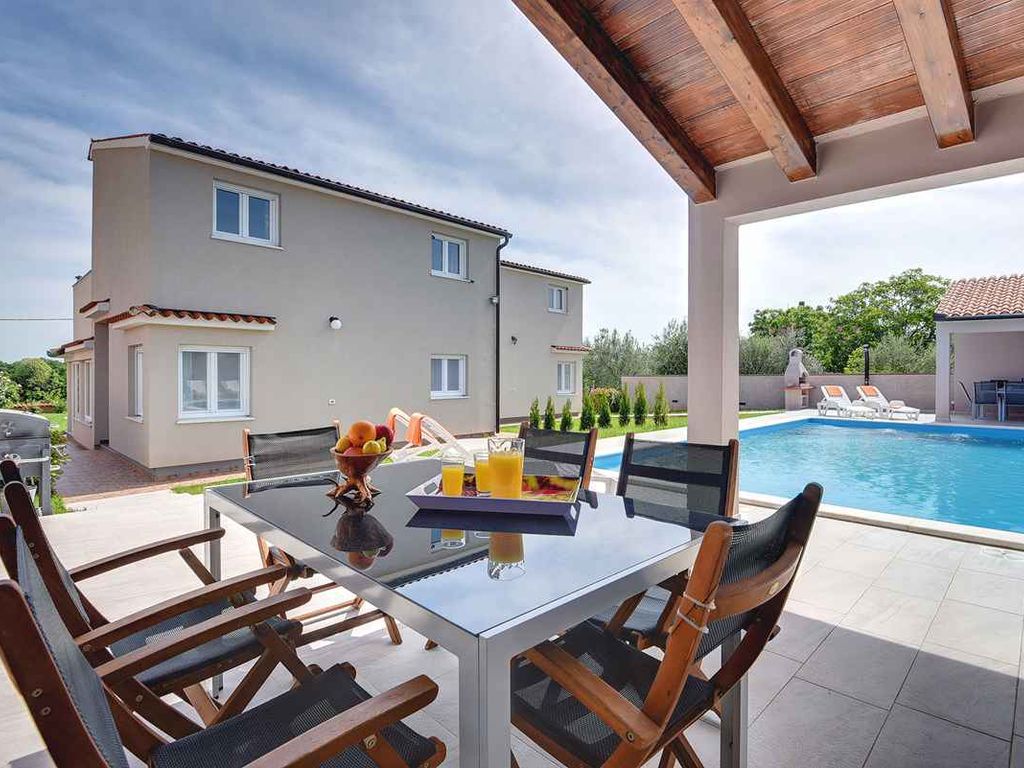 Villa mit Pool und Klimaanlage