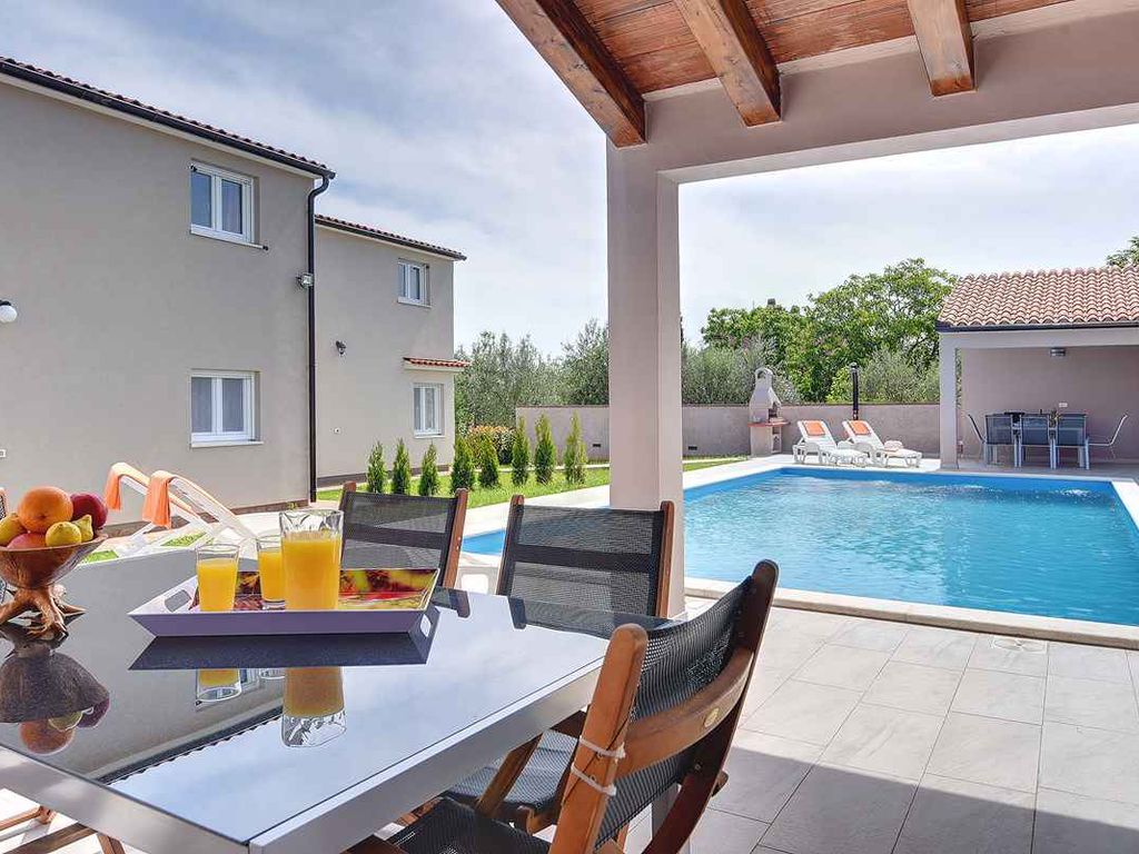 Villa mit Pool und Klimaanlage