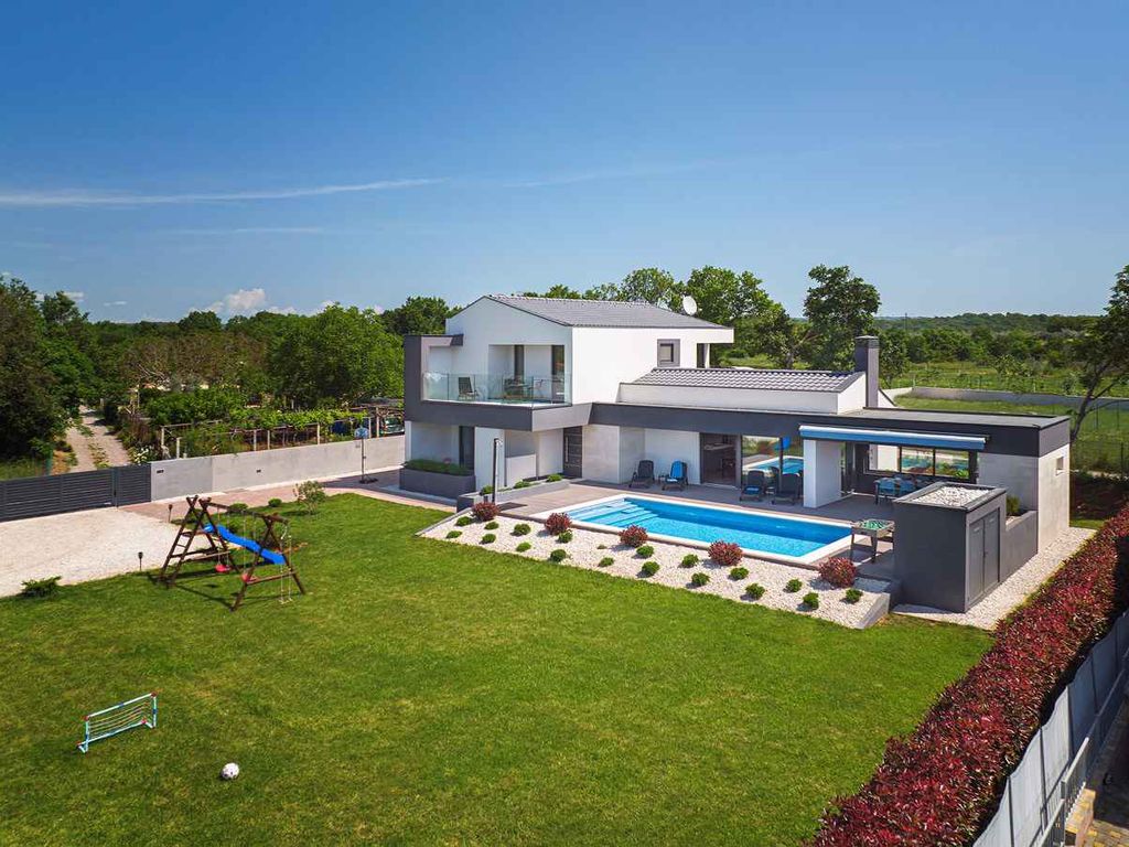 Villa mit Swimmingpool und Spielwiese