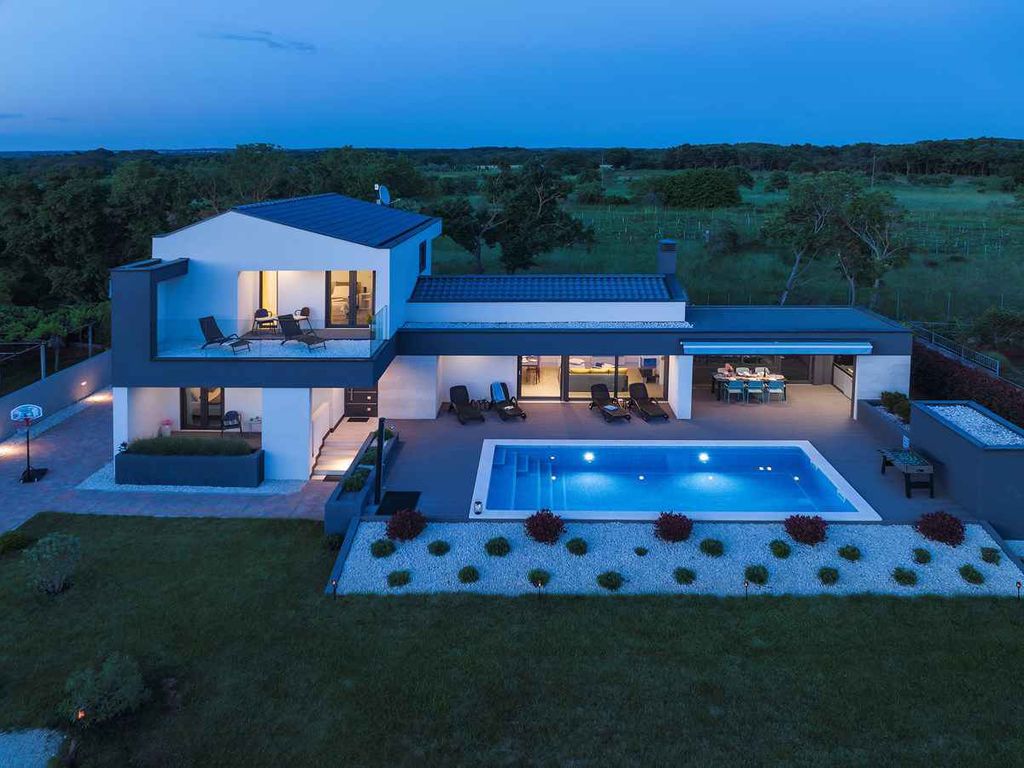 Villa mit Swimmingpool und Spielwiese