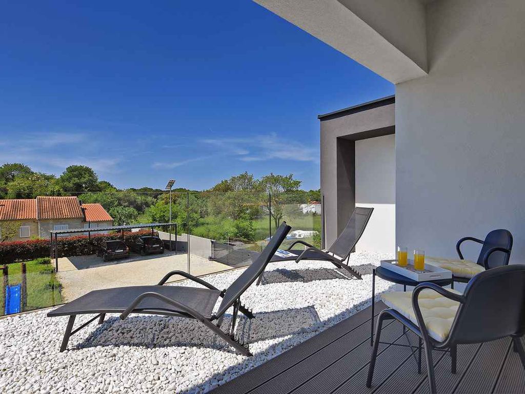 Villa mit Swimmingpool und Spielwiese