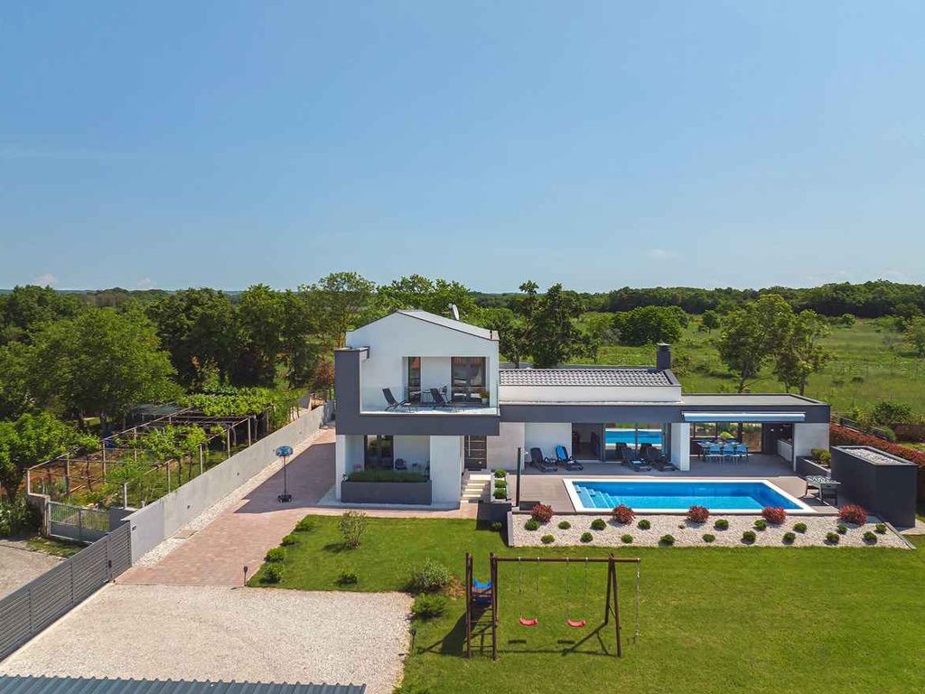 Villa mit Swimmingpool und Spielwiese