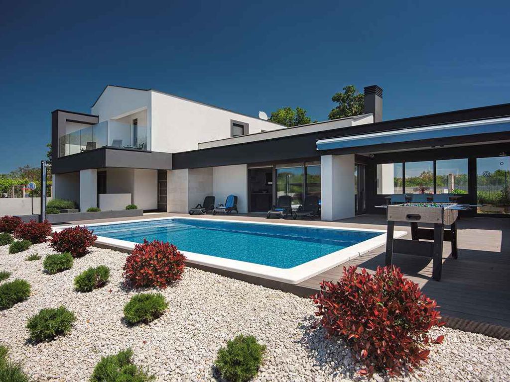 Villa mit Swimmingpool und Spielwiese