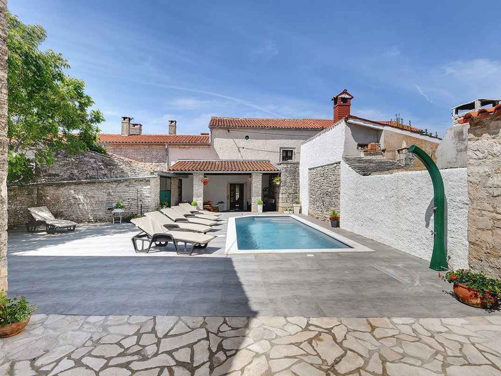 Villa mit Terrasse und Pool