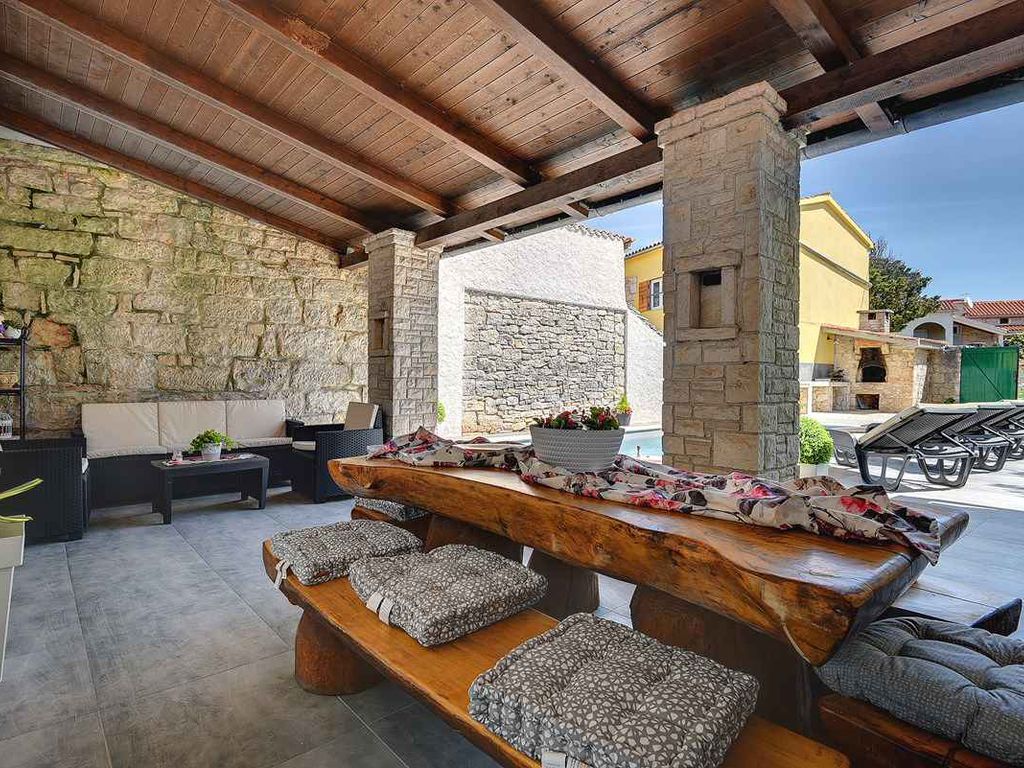 Villa mit Terrasse und Pool