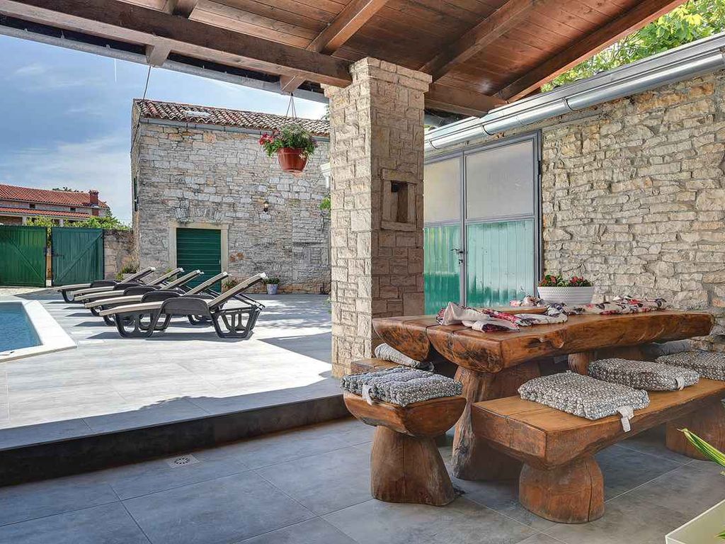 Villa mit Terrasse und Pool