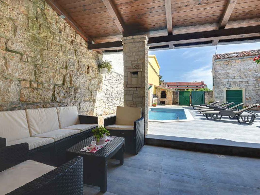 Villa mit Terrasse und Pool