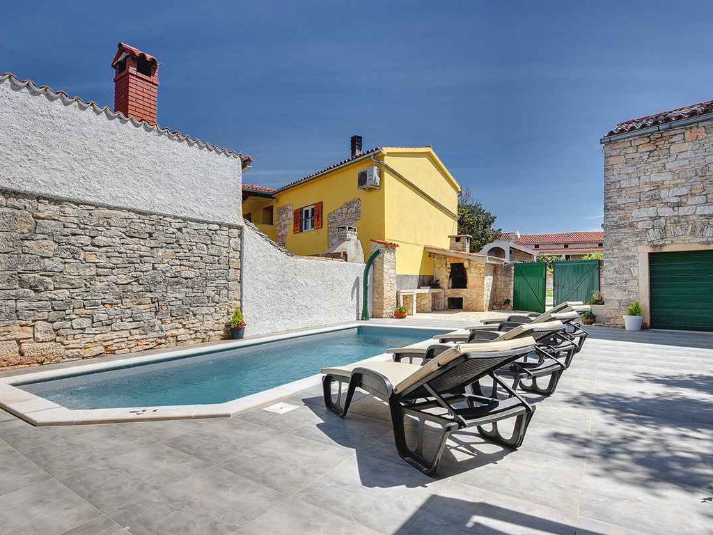 Villa mit Terrasse und Pool
