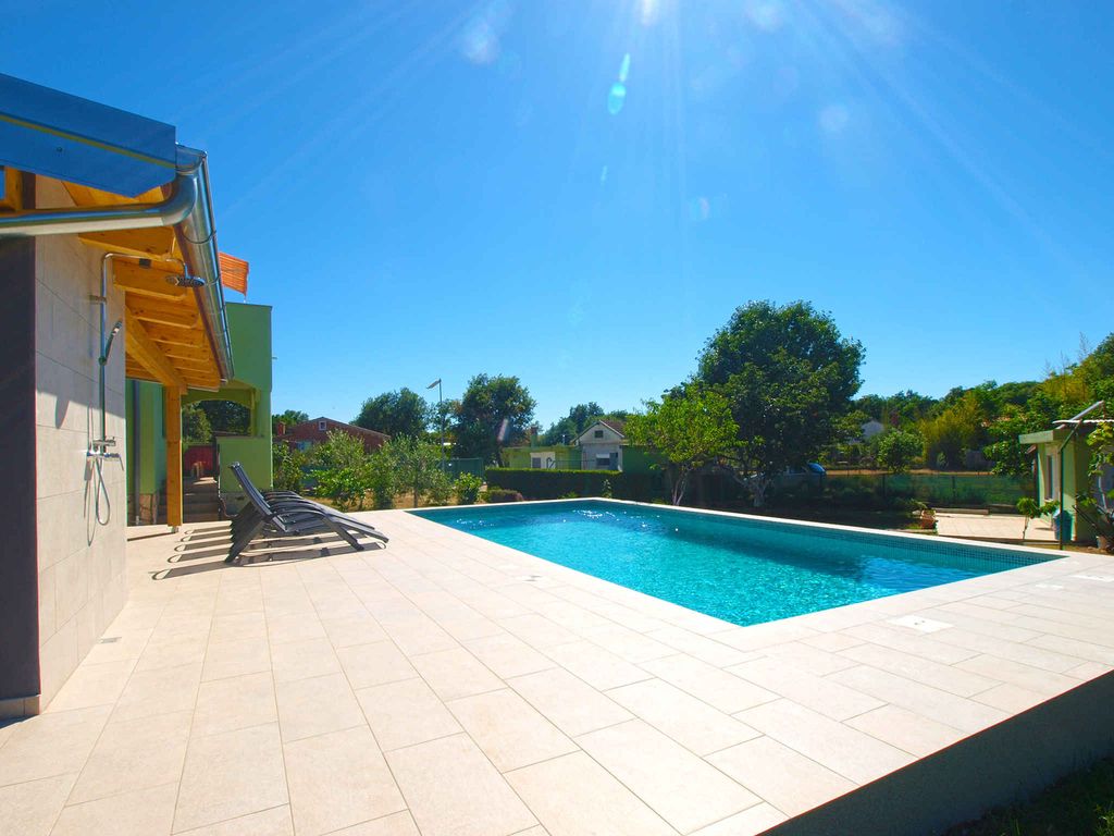 Ferienhaus mit Swimmingpool und überdachter Grillterrasse