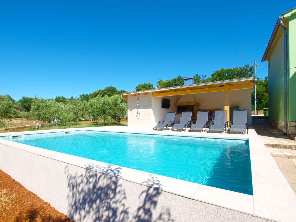 Ferienhaus mit Swimmingpool und überdachter Grillterrasse