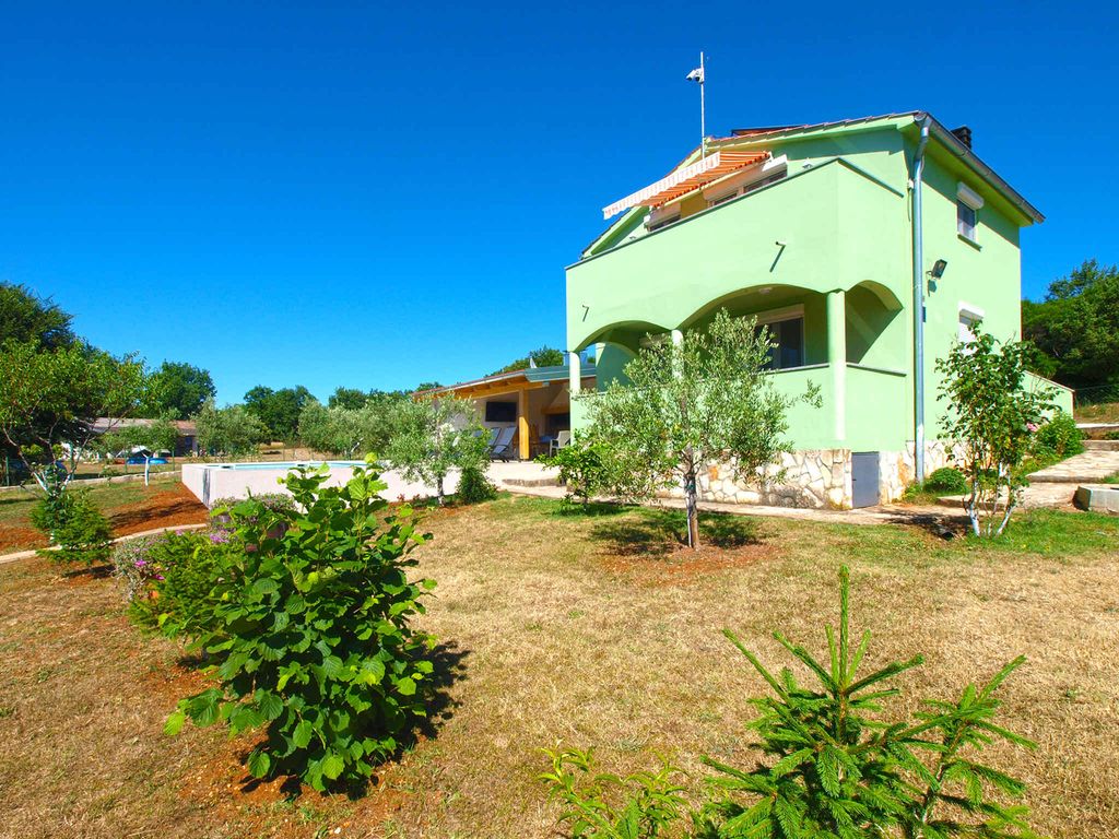 Ferienhaus mit Swimmingpool und überdachter Grillterrasse