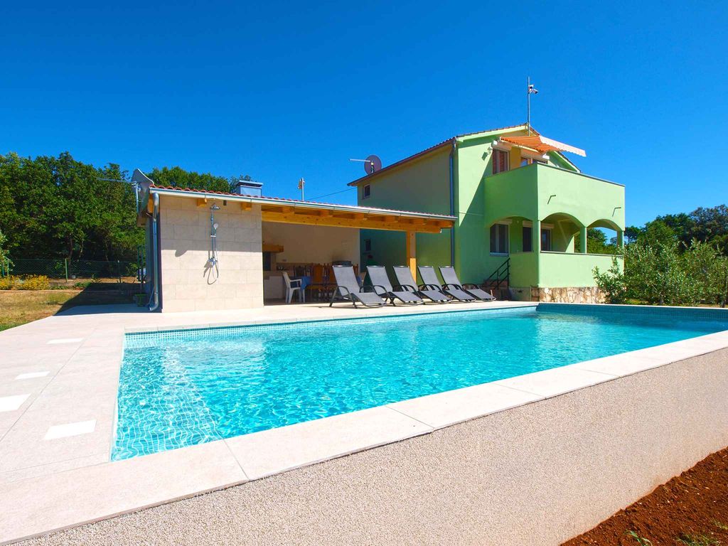Ferienhaus mit Swimmingpool und überdachter Grillterrasse