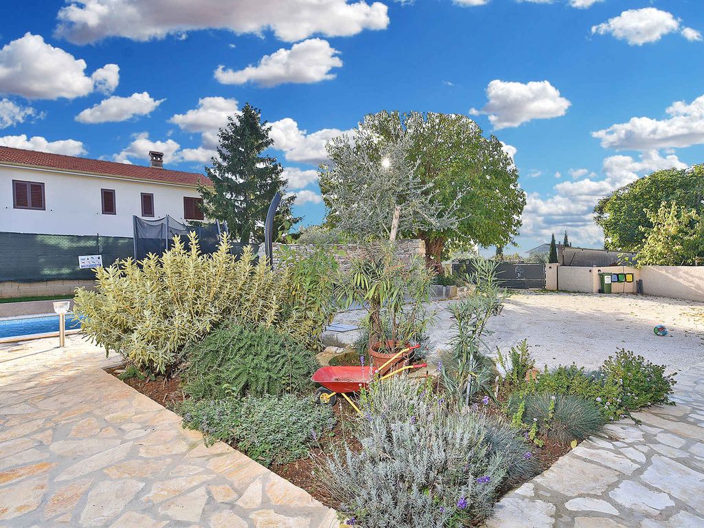 Ferienhaus mit Pool und Klimaanlage
