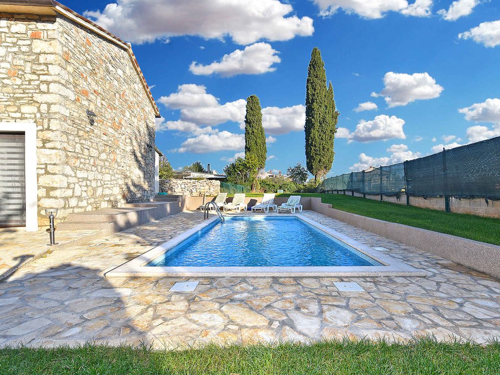 Ferienhaus mit Pool und Klimaanlage
