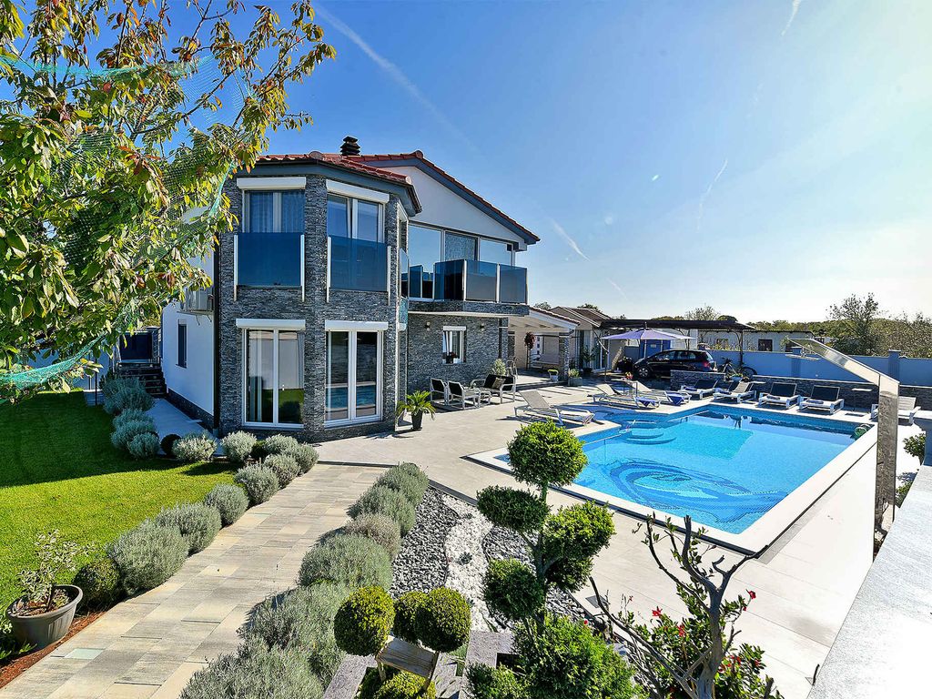 Villa mit Pool und Klimaanlage