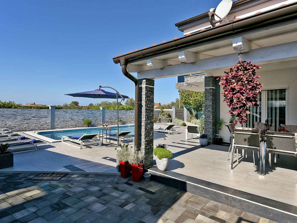 Villa mit Pool und Klimaanlage