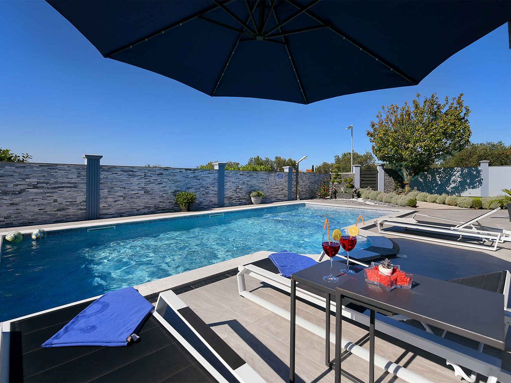 Villa mit Pool und Klimaanlage