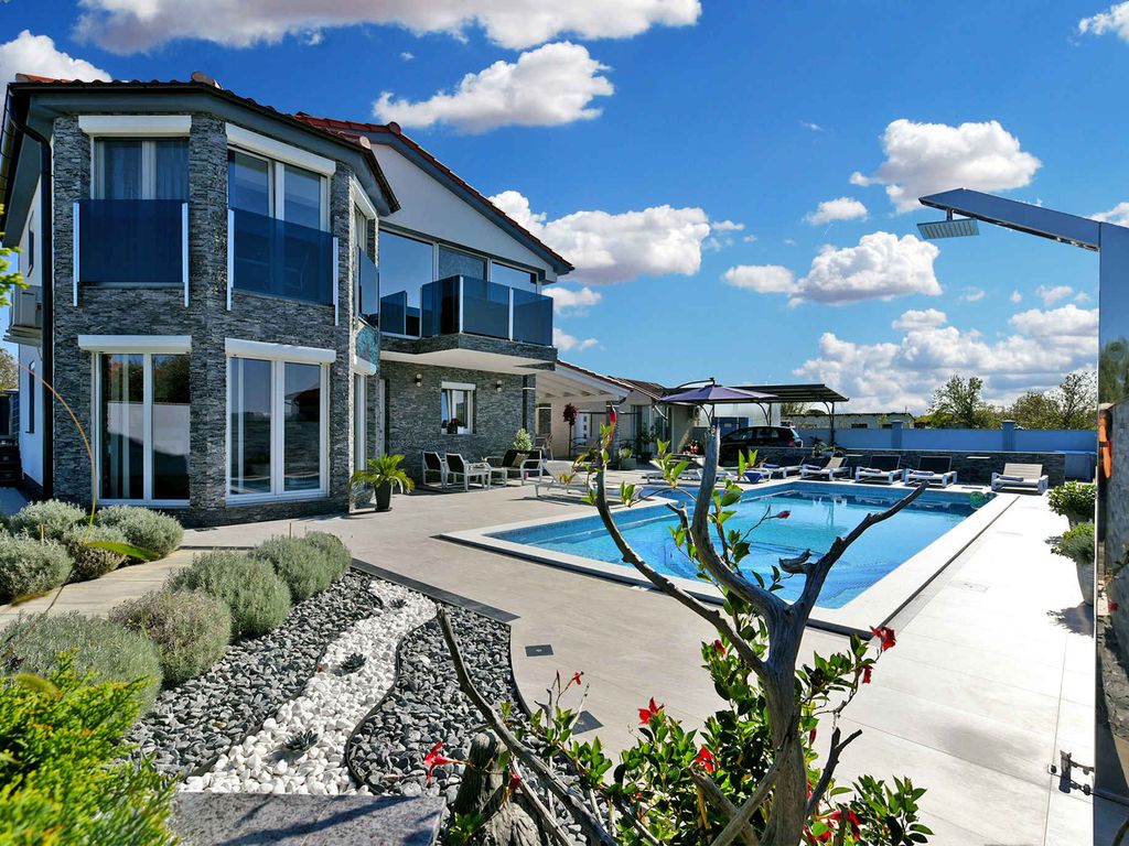 Villa mit Pool und Klimaanlage