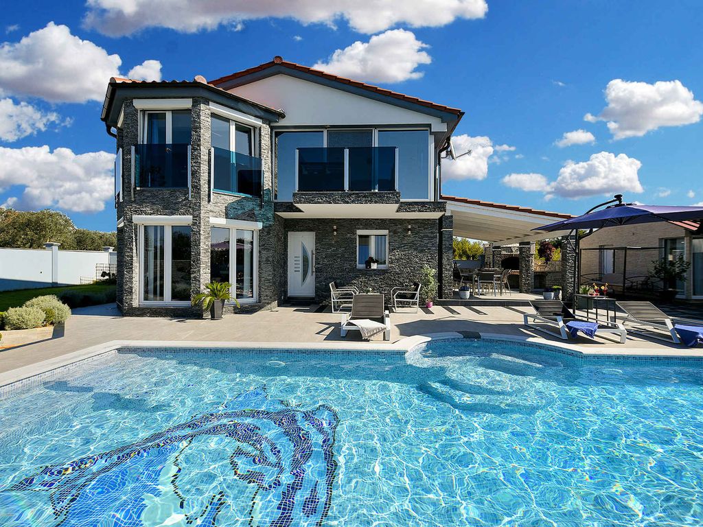 Villa mit Pool und Klimaanlage