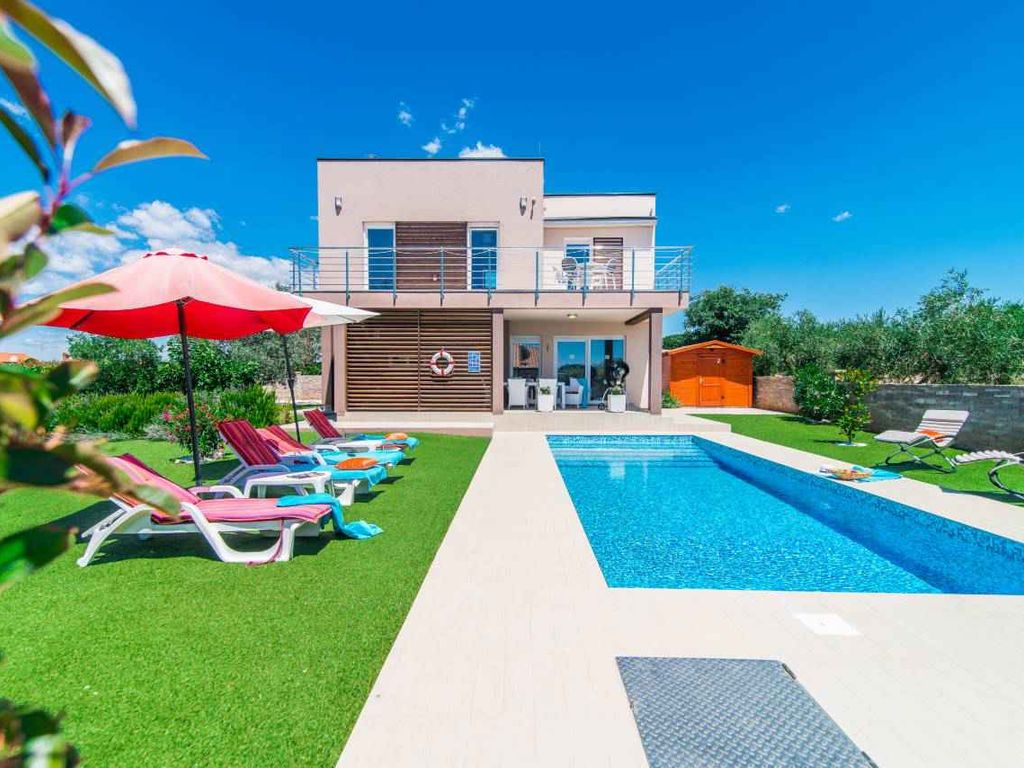 Villa mit Pool und Klimaanlage