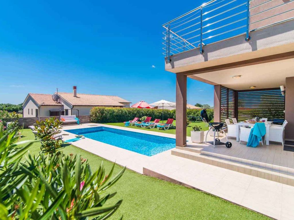 Villa mit Pool und Klimaanlage