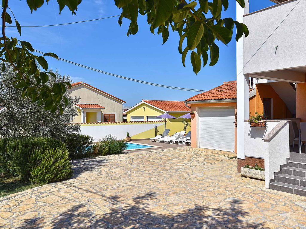 Villa mit Pool und Klimaanlage