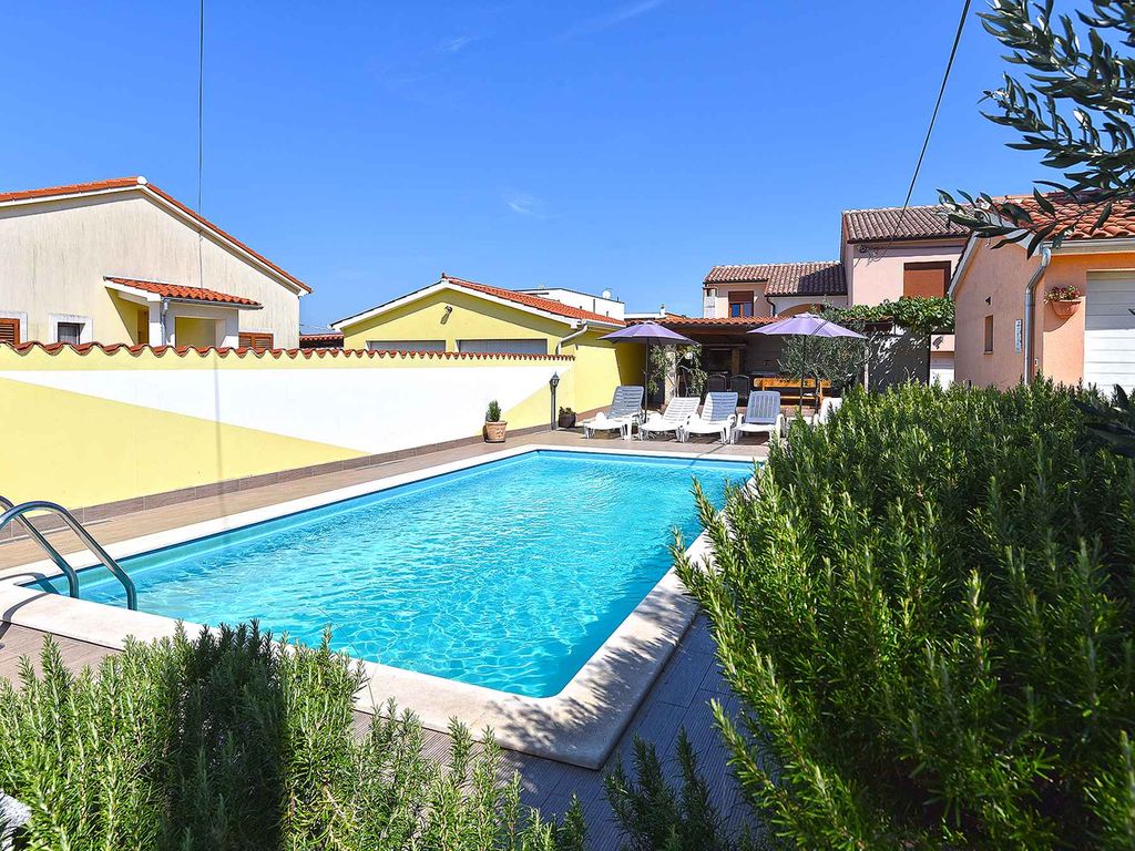 Villa mit Pool und Klimaanlage