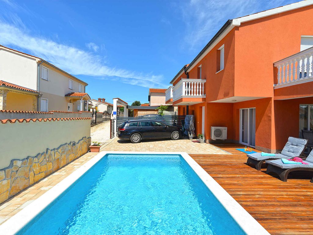Ferienhaus mit Pool und Klimaanlage