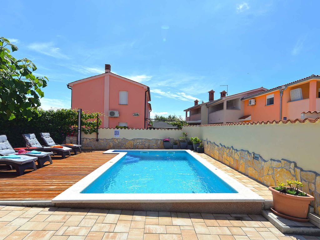 Ferienhaus mit Pool und Klimaanlage