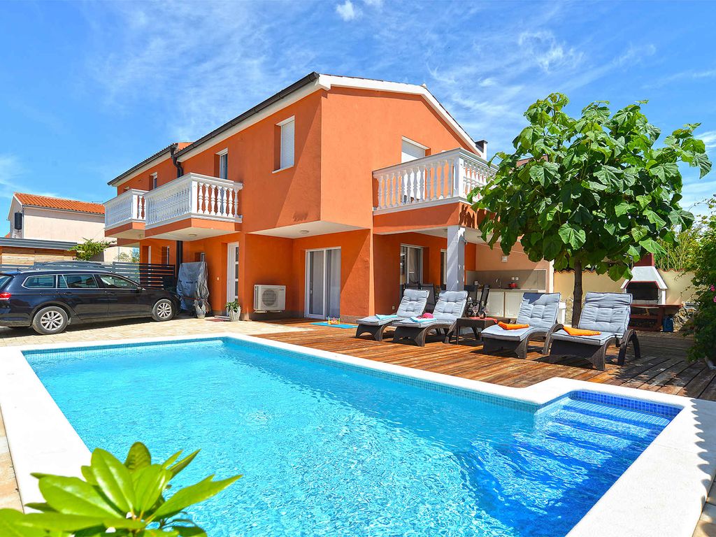 Ferienhaus mit Pool und Klimaanlage