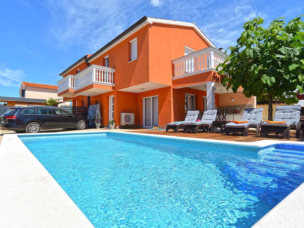 Ferienhaus mit Pool und Klimaanlage