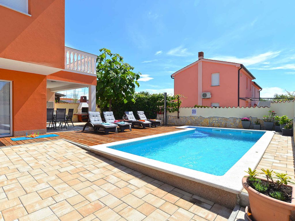 Ferienhaus mit Pool und Klimaanlage