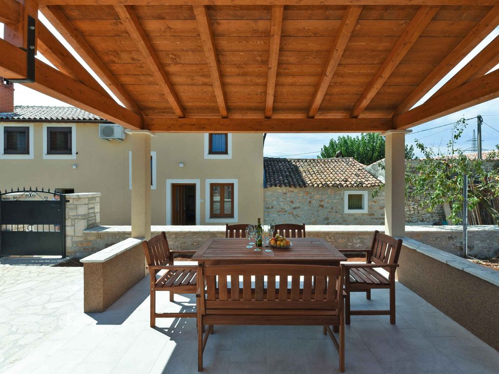Ferienhaus mit Pool und Klimaanlage